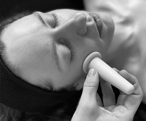 Ganzheitliche Gesichtsbehandlung mit der Face Cupping Schröpftechnik im slow skin studio - Naturkosmetik.