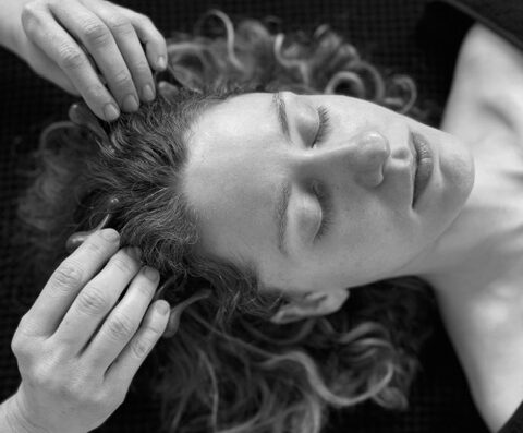 Ganzheitliche Gesichtsbehandlung mit der Kopfmassagetechnik mit Kamm im slow skin studio - Naturkosmetik.