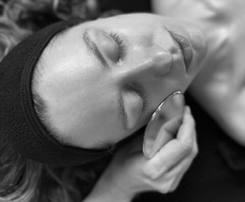 Ganzheitliche Gesichtsbehandlung mit der Gua Sha Massagetechnik im slow skin studio - Naturkosmetik.