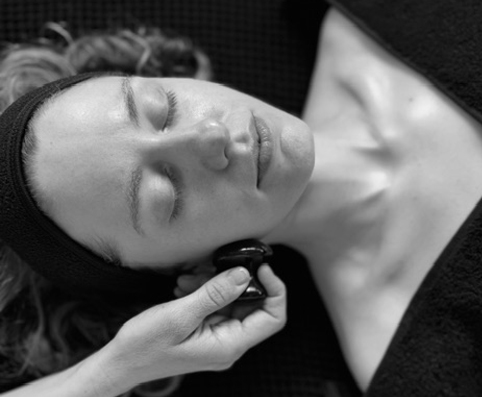 Ganzheitliche Gesichtsbehandlung mit der Mushroom Massagetechnik im slow skin studio - Naturkosmetik.