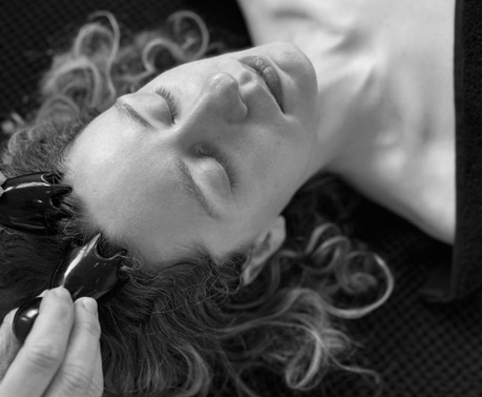 Ganzheitliche Gesichtsbehandlung mit der Kopfmassagetechnik im slow skin studio - Naturkosmetik.